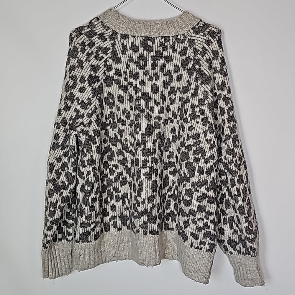 Old Navy large cream and gray leopard print crew neck sweater - Picture 4 of 7